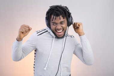 Afrika kökenli Amerikalı adam kulaklıktan