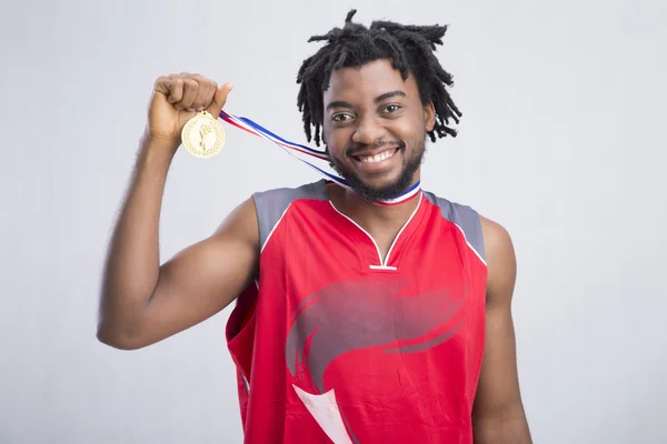 Sportman houden een medaille — Stockfoto