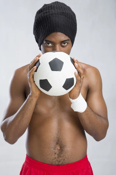 Atleta sosteniendo una pelota de fútbol — Foto de Stock