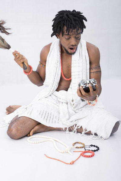 Привлекательный молодой человек
