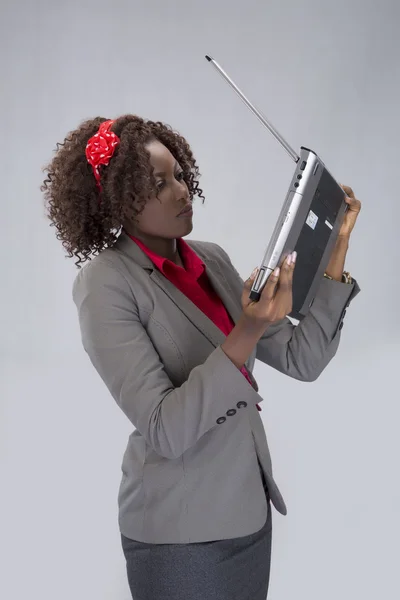 Mujer de negocios tiene una computadora portátil —  Fotos de Stock