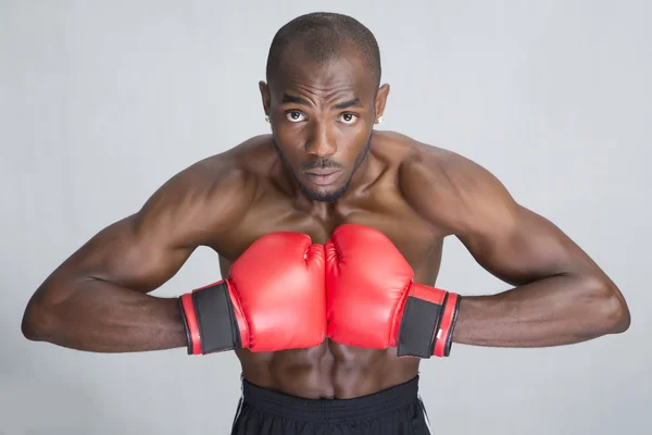 Uomo con i guanti da boxe — Foto Stock