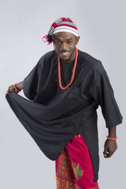 Siyah elbiseli adam.