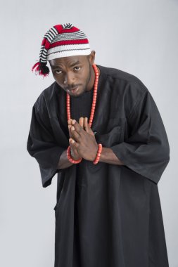 Siyah elbiseli adam.