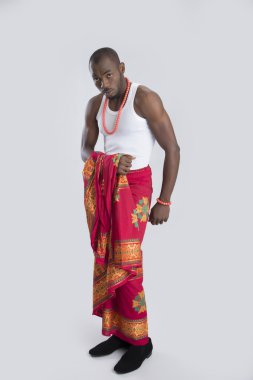 Beyaz tişörtlü adam