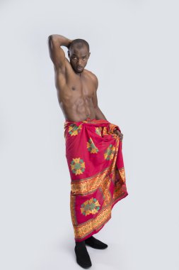 Çıplak gövdeli bir adam.