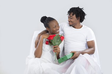 Yatak sarılma üzerinde oturan Çift