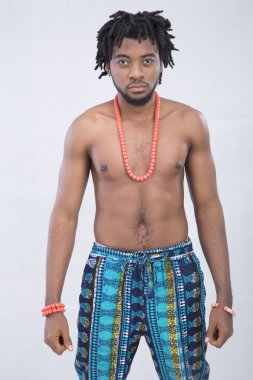 Üstsüz Afro-Amerikan erkek modeli