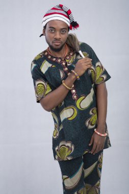 Adam davranıp pijama