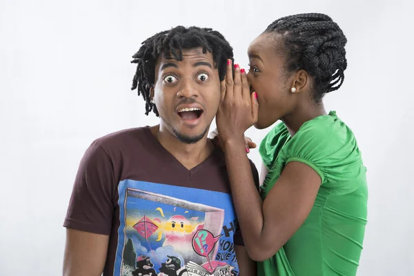 Bir sır bir adama fısıldıyor kadın kulağı olduğunu