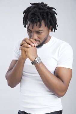 Üzgün Afrikalı-Amerikalı adam