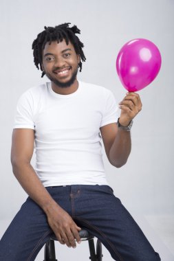 Adam holding pembe balon