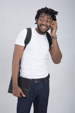 Bir defterini tutan öğrenci