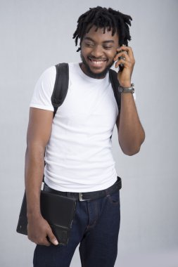 Bir defterini tutan öğrenci