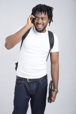 Bir defterini tutan öğrenci