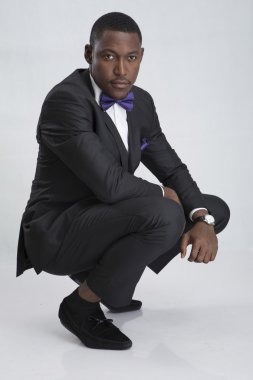 oturma ve poz genç ciddi iş adamı