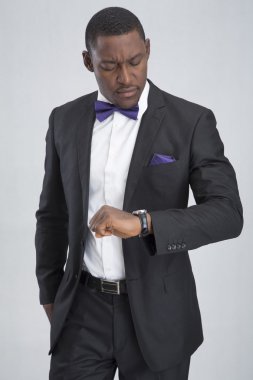 genç işadamı kol saati üzerinde seyir