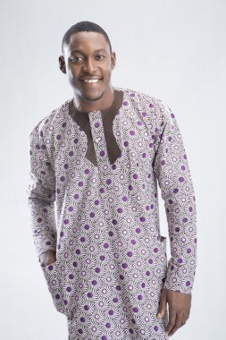 adam geleneksel kostüm gülümseyen genç