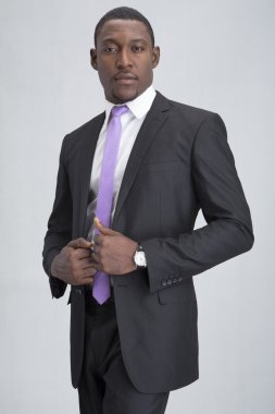 genç işadamı kameraya poz