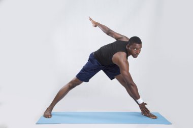 exercices halı üzerinde genç sporcu mu