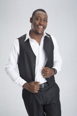 Genç gülümseyen iş adamı yelek