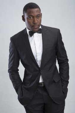 Genç ciddi ayakta işadamı