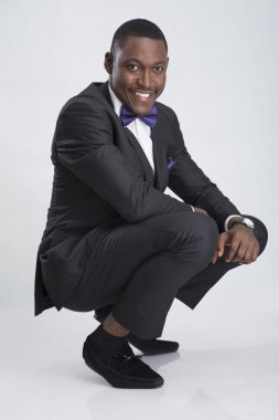 Genç oturma ve gülümseyen iş adamı