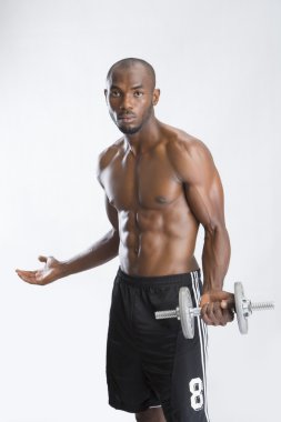 dumbbell ile genç adam
