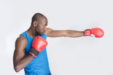 Boks eldivenleri isabet genç adam