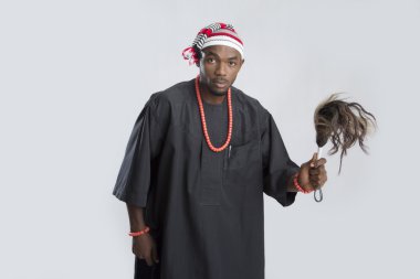 adam geleneksel giysileri ile