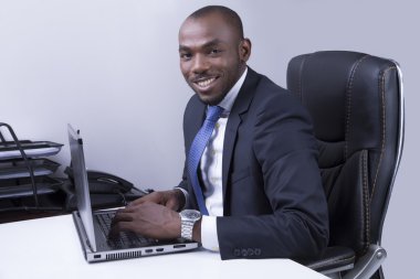 Genç Afrikalı iş adamı