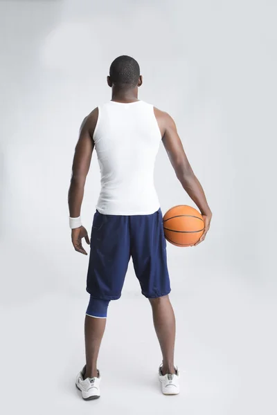 Deportista posando con pelota de baloncesto — Foto de Stock