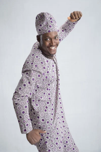 genç adam geleneksel giysilerle dans