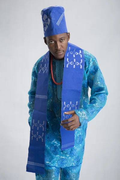 genç adam geleneksel giysilerle dans