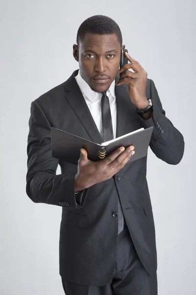 Jeune homme d'affaires avec tablette parlant téléphone portable — Photo