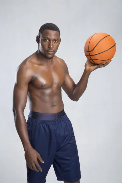 Deportista posando con pelota de baloncesto —  Fotos de Stock