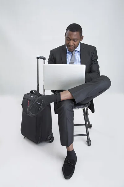 Молодий бізнесмен з ноутбуком і валізою — стокове фото