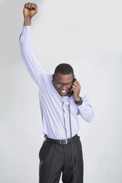 Jovem empresário satisfeito falando telefone — Fotografia de Stock