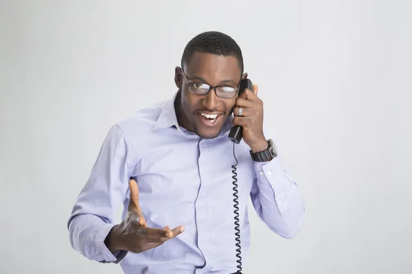 Junger lächelnder Geschäftsmann spricht Handy — Stockfoto