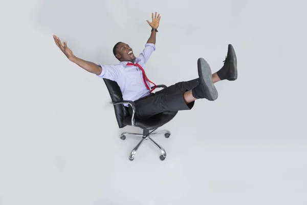 Jeune homme d'affaires heureux assis sur un fauteuil — Photo