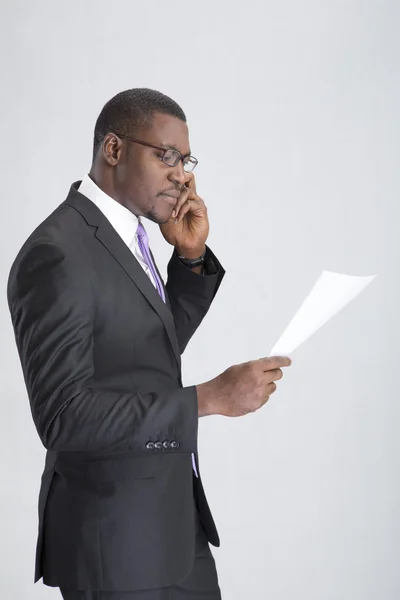 Молодой бизнесмен с документами говорит по телефону — стоковое фото