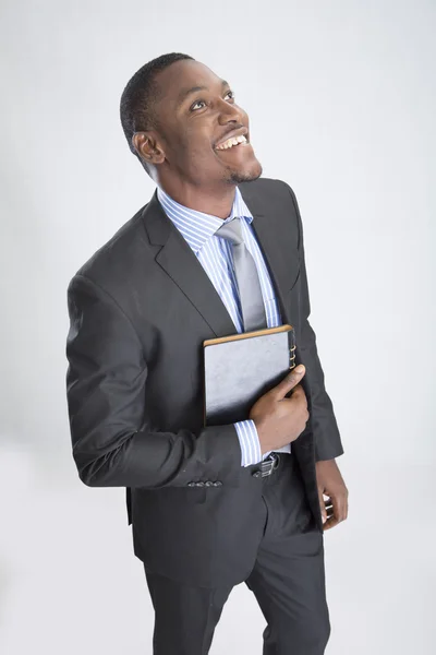 Junger lächelnder Geschäftsmann mit Tablet — Stockfoto