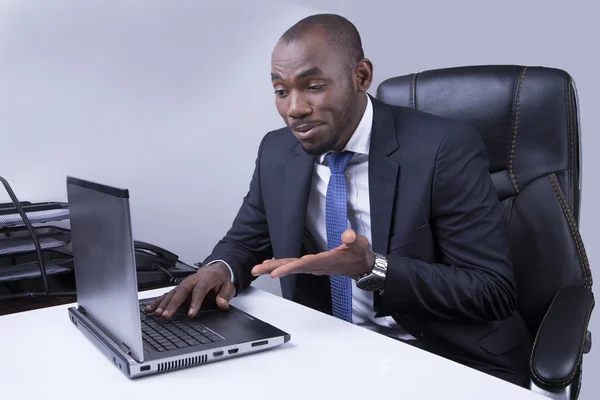 Joven hombre de negocios con portátil — Foto de Stock