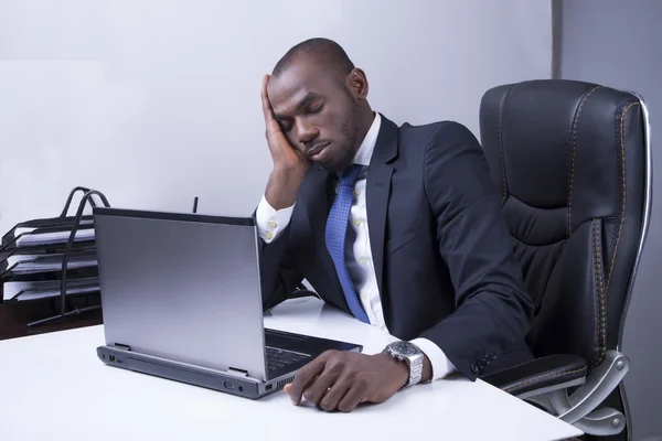 Jovem empresário com laptop — Fotografia de Stock