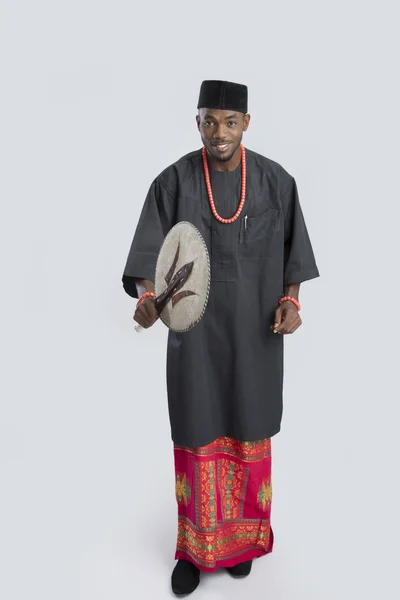 伝統的な服を持つ男 — ストック写真