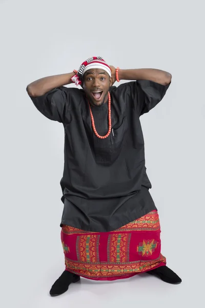 adam geleneksel giysileri ile