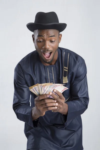 Afrika kökenli Amerikalı adam para ile