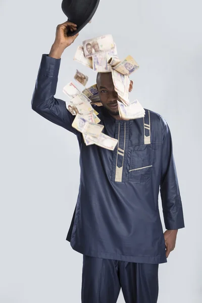 Afrika kökenli Amerikalı adam para ile — Stok fotoğraf