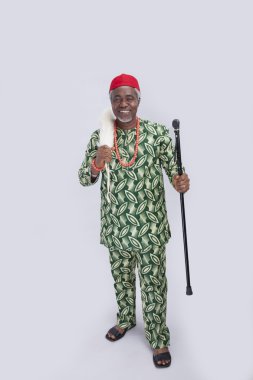 bir baston tutan adam