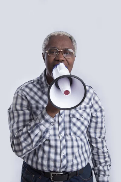 Homme parlant à travers un haut-parleur — Photo